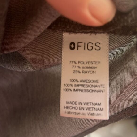 EXCELLENT CONDITION WOMEN’S 5-POCKET V-NECK GRAY FIGS SCRUBS TOP - Picture 5 of 9